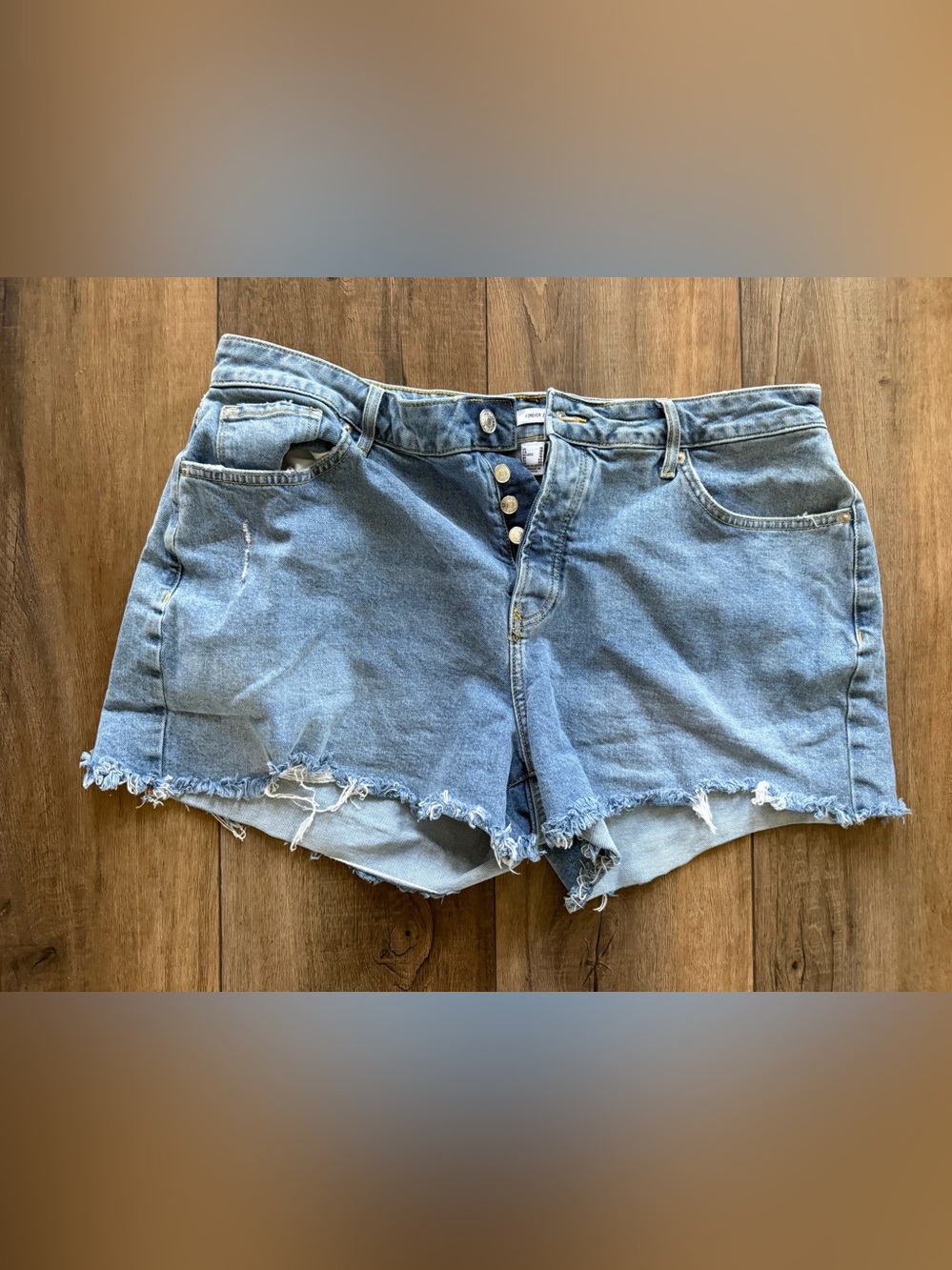 Forever 21 Light Wash Distressed Denim Cutoff Shorts size 16 button fly nwot